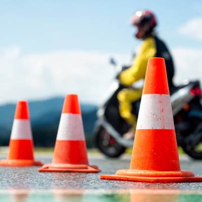 Un apprenti roule à moto pour obtenir son permis auprès du centre polyvalent Multipermis à Bruxelles