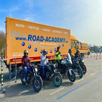 Geniet van de lente en leer motor rijden!